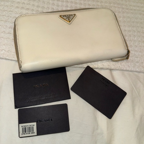 Prada wallet - Picture 1 of 8